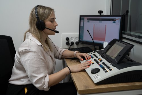 חדר בדיקות שמיעה - המרכז לרפואת האוזן בחיפה